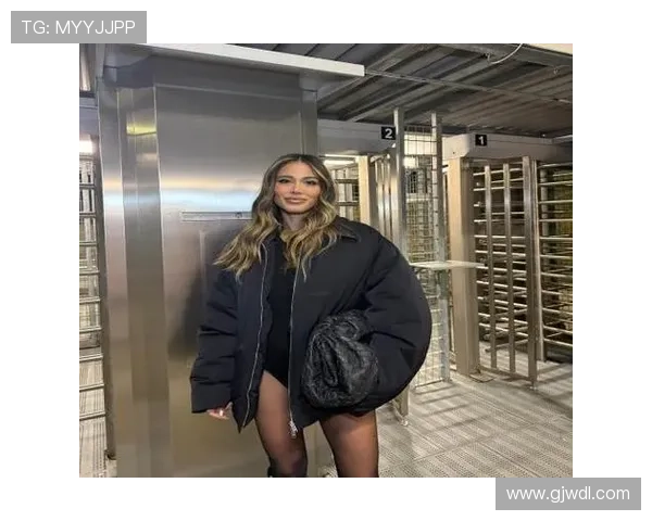 小吧社交秀里奇女友身材大放异彩瓦尔加魅力四射穿旗袍短裙引人注目